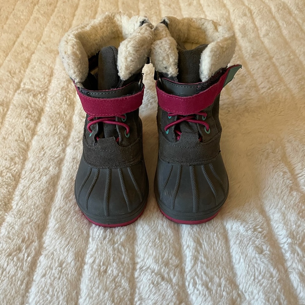 CAT AND JACK SNOW BOOTS SIZE 9